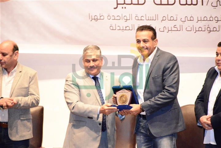 بالصور.. جامعة عين شمس تستضيف أسامة منير بحضور الألاف من الطلبة بالصور.. جامعة عين شمس تستضيف أسامة منير بحضور الألاف من الطلبة