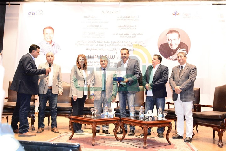 بالصور.. جامعة عين شمس تستضيف أسامة منير بحضور الألاف من الطلبة بالصور.. جامعة عين شمس تستضيف أسامة منير بحضور الألاف من الطلبة
