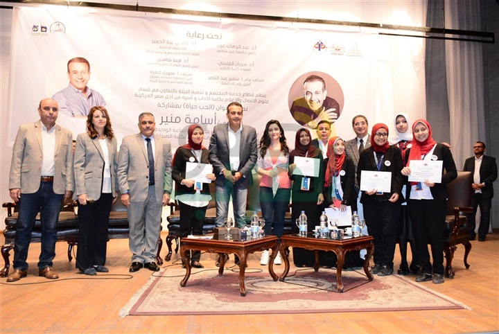 بالصور.. جامعة عين شمس تستضيف أسامة منير بحضور الألاف من الطلبة بالصور.. جامعة عين شمس تستضيف أسامة منير بحضور الألاف من الطلبة