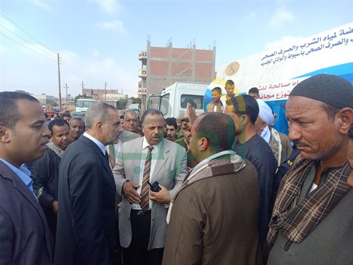 محافظ أسيوط يتفقد عزبة سعيد بأبنوب المتضررة من الأمطار ويستمع لشكاوى المواطنين