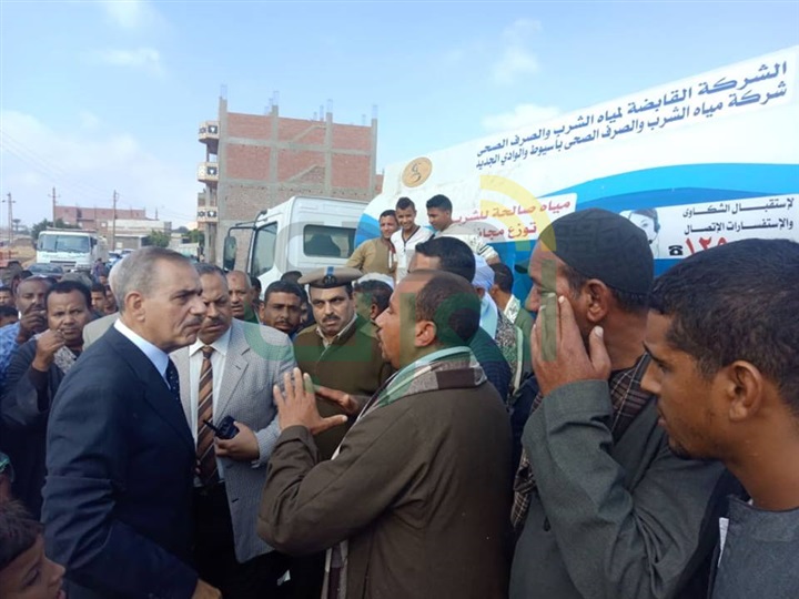 محافظ أسيوط يتفقد عزبة سعيد بأبنوب المتضررة من الأمطار ويستمع لشكاوى المواطنين