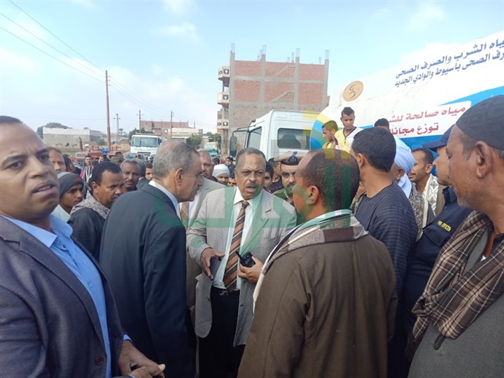 محافظ أسيوط يتفقد عزبة سعيد بأبنوب المتضررة من الأمطار ويستمع لشكاوى المواطنين