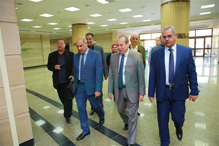 شاهد.. محافظ كفر الشيخ يهنىء رئيس الجامعة لحصولها على أفضل جامعة مصرية لعام 2018