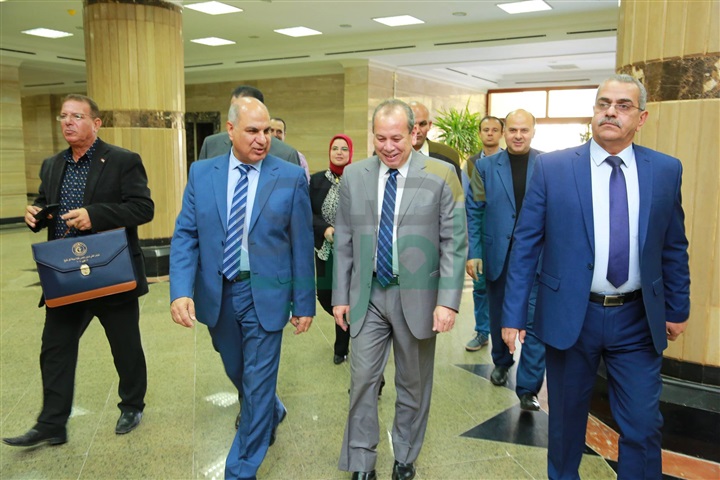شاهد.. محافظ كفر الشيخ يهنىء رئيس الجامعة لحصولها على أفضل جامعة مصرية لعام 2018