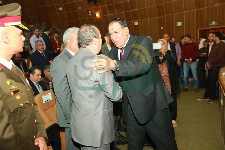 بالصور.. محافظ كفر الشيخ يكرم "عبدالمقصود" لاحالته للتقاعد