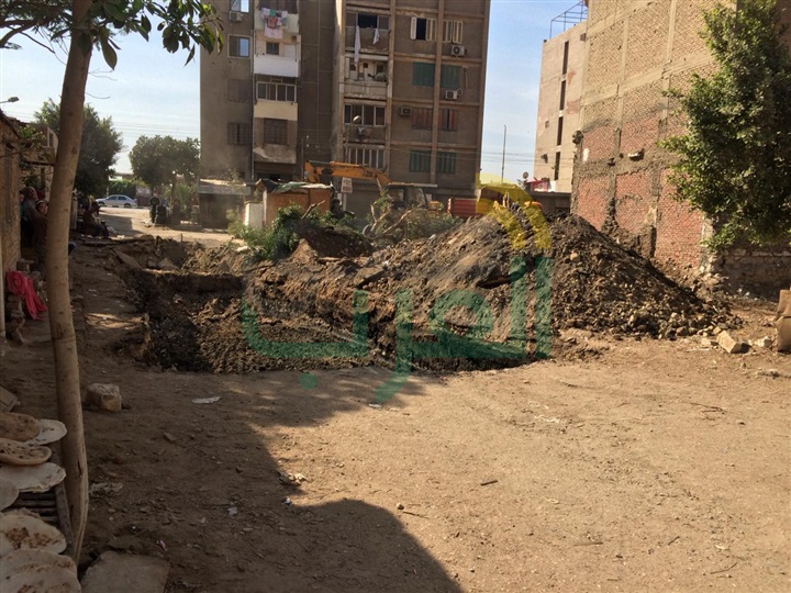 "فضيحة".. مجلس مدينة القناطر الخيرية يبيع شارع رئيسى لمواطن