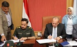 محافظ كفر الشيخ يوقع عقد تجهيز المصنع الثاني للرمال السوداء