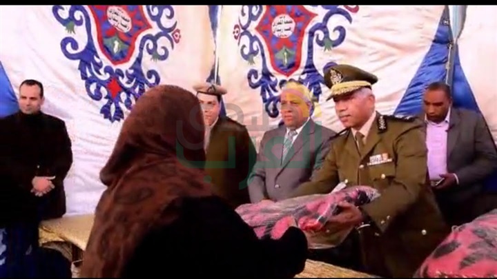 بالصور.. مدير أمن كفر الشيخ يوزع بطاطين على المواطنين