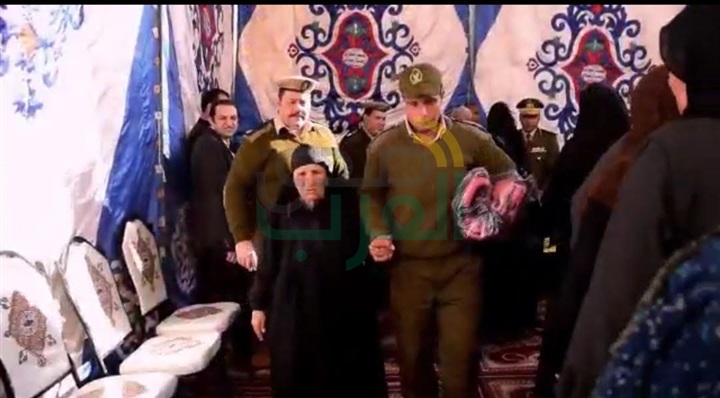 بالصور.. مدير أمن كفر الشيخ يوزع بطاطين على المواطنين
