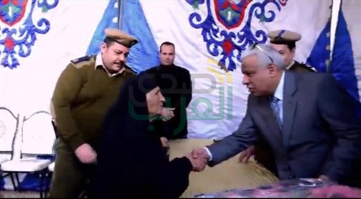 بالصور.. مدير أمن كفر الشيخ يوزع بطاطين على المواطنين