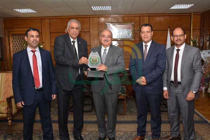 رئيس جامعة أسيوط يستقبل المستشار الثقافى اليمنى