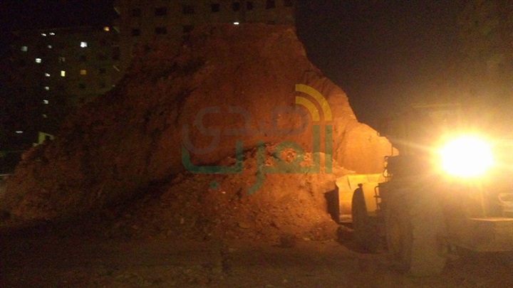 بالصور.. بالجهود الذاتية رفع أطنان من القمامة ومخلفات المباني بالأربعيين.. والأهالي يستغيثون بالمسؤليين