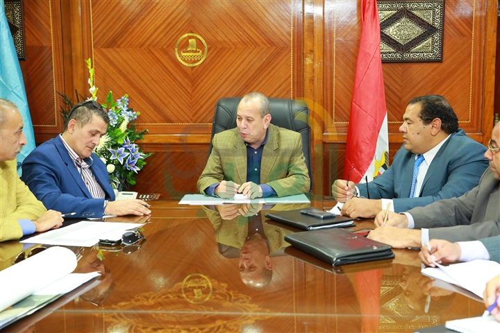  بالفيديو والصور...محافظ كفر الشيخ يناقش مشروعات الطرق والكبارى وتطوير بحيرة البرلس