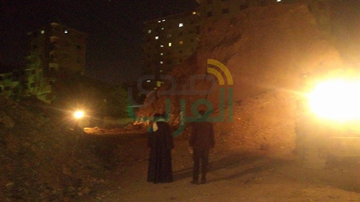 بالصور.. بالجهود الذاتية رفع أطنان من القمامة ومخلفات المباني بالأربعيين.. والأهالي يستغيثون بالمسؤليين