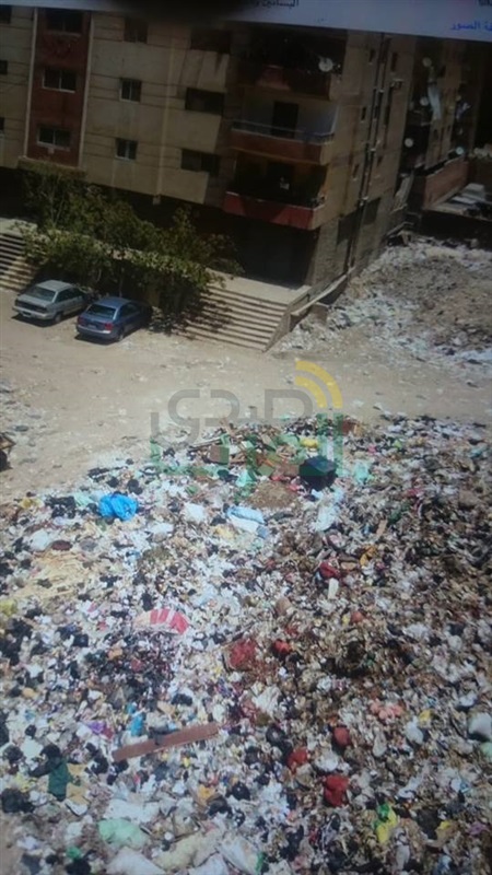 بالصور.. بالجهود الذاتية رفع أطنان من القمامة ومخلفات المباني بالأربعيين.. والأهالي يستغيثون بالمسؤليين