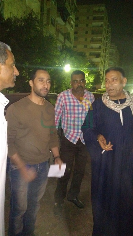 بالصور.. بالجهود الذاتية رفع أطنان من القمامة ومخلفات المباني بالأربعيين.. والأهالي يستغيثون بالمسؤليين
