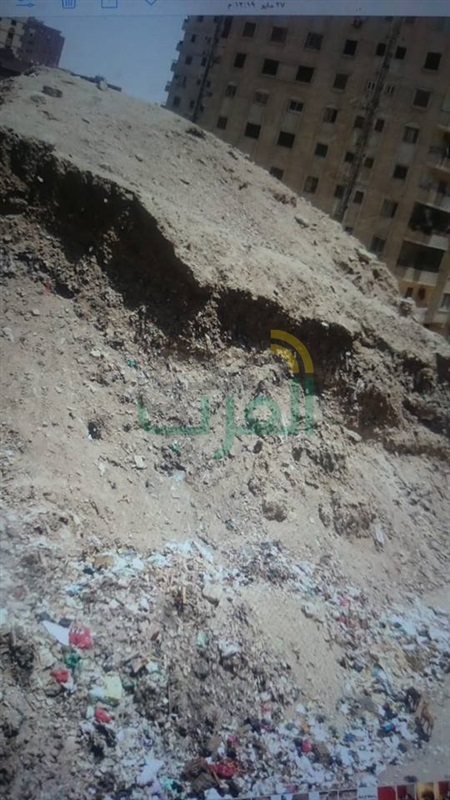 بالصور.. بالجهود الذاتية رفع أطنان من القمامة ومخلفات المباني بالأربعيين.. والأهالي يستغيثون بالمسؤليين