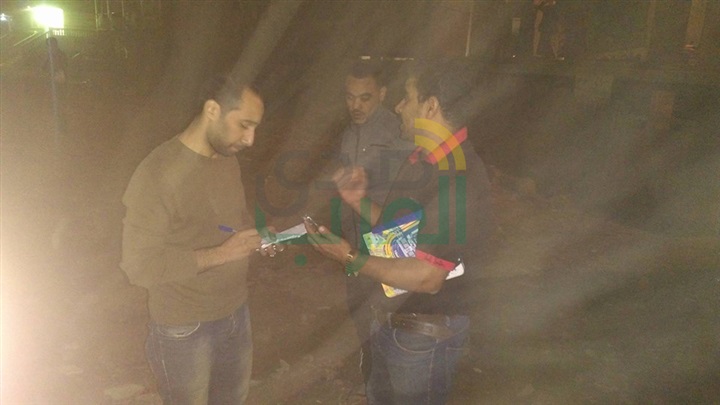 بالصور.. بالجهود الذاتية رفع أطنان من القمامة ومخلفات المباني بالأربعيين.. والأهالي يستغيثون بالمسؤليين