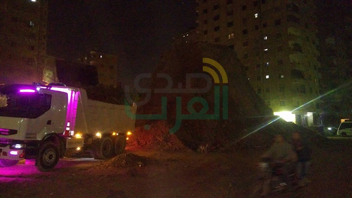 بالصور.. بالجهود الذاتية رفع أطنان من القمامة ومخلفات المباني بالأربعيين.. والأهالي يستغيثون بالمسؤليين
