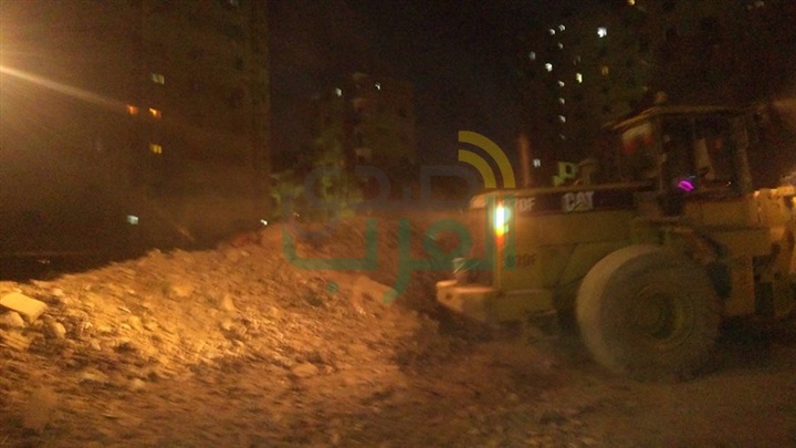 بالصور.. بالجهود الذاتية رفع أطنان من القمامة ومخلفات المباني بالأربعيين.. والأهالي يستغيثون بالمسؤليين
