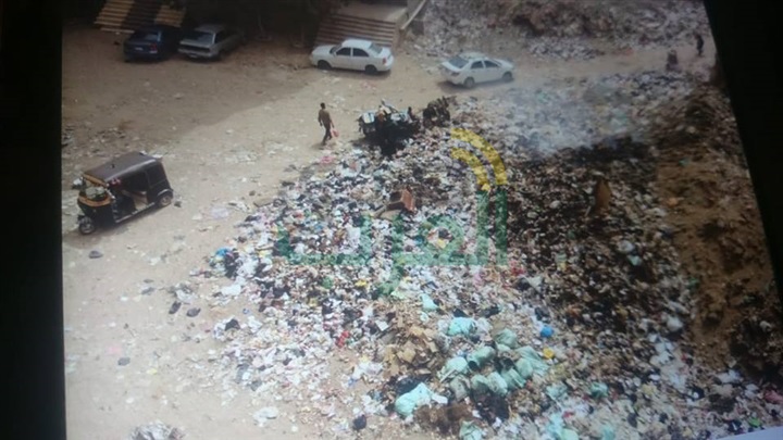 بالصور.. بالجهود الذاتية رفع أطنان من القمامة ومخلفات المباني بالأربعيين.. والأهالي يستغيثون بالمسؤليين