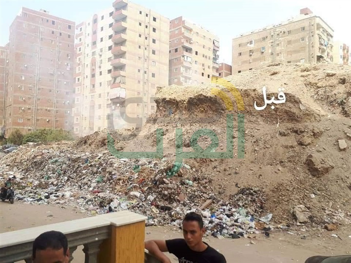 بالصور.. بالجهود الذاتية رفع أطنان من القمامة ومخلفات المباني بالأربعيين.. والأهالي يستغيثون بالمسؤليين