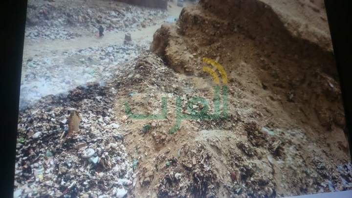 بالصور.. بالجهود الذاتية رفع أطنان من القمامة ومخلفات المباني بالأربعيين.. والأهالي يستغيثون بالمسؤليين