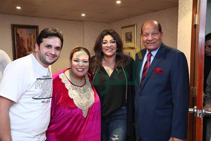 بالصور.. أشرف عبدالباقي يستقبل الهام شاهين وهالة صدقي في مسرح مصر بالصور.. أشرف عبدالباقي يستقبل الهام شاهين وهالة صدقي في مسرح مصر