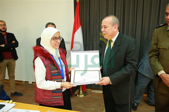 بالصور..محافظ كفر الشيخ للثانية عالميًا في "تحدي القراءة العربي" : "مريم شرفت مصر أمام دول العالم"