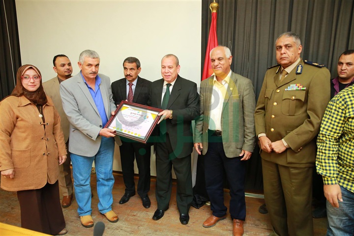 بالفيديو والصور..محافظ كفر الشيخ يكرم العاملين بالمعمل المركزى بشركة مياه الشرب 