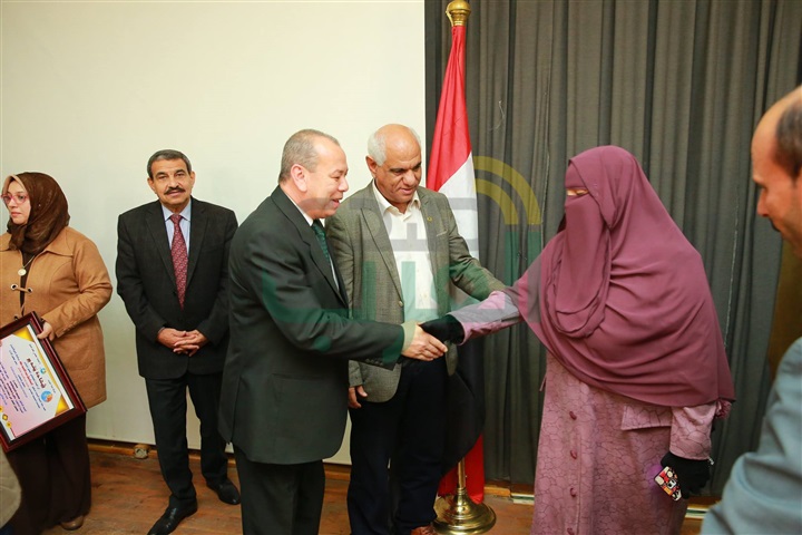 بالفيديو والصور..محافظ كفر الشيخ يكرم العاملين بالمعمل المركزى بشركة مياه الشرب 
