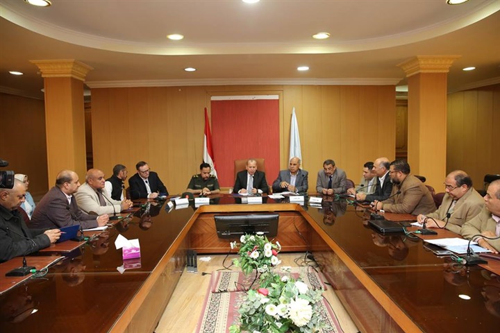 محافظ كفر الشيخ يوقع عقد تجهيز المصنع الثاني للرمال السوداء