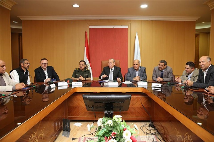 محافظ كفر الشيخ يوقع عقد تجهيز المصنع الثاني للرمال السوداء