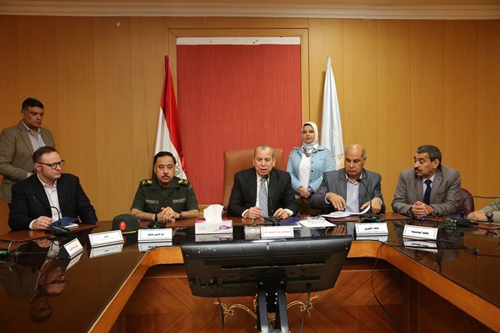 محافظ كفر الشيخ يوقع عقد تجهيز المصنع الثاني للرمال السوداء