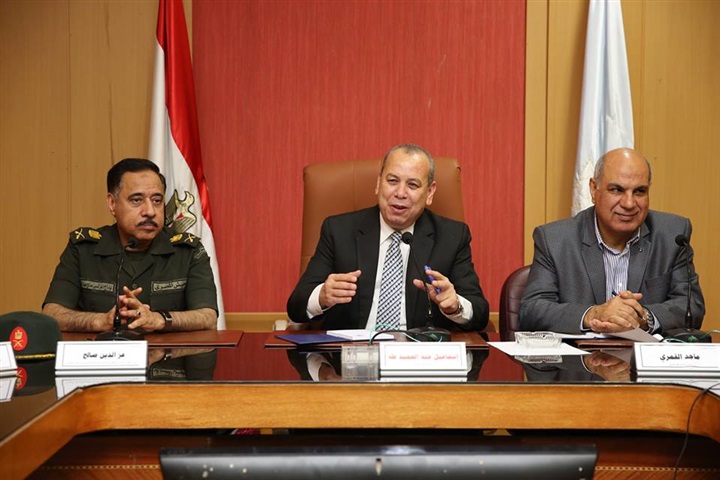 محافظ كفر الشيخ يوقع عقد تجهيز المصنع الثاني للرمال السوداء