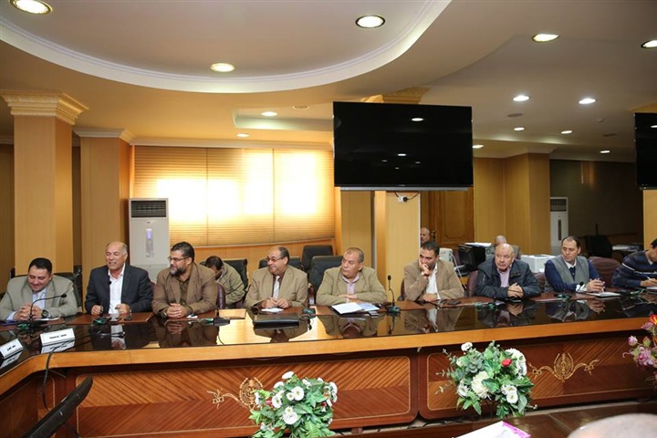 محافظ كفر الشيخ يوقع عقد تجهيز المصنع الثاني للرمال السوداء