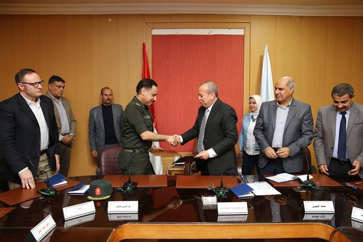 محافظ كفر الشيخ يوقع عقد تجهيز المصنع الثاني للرمال السوداء