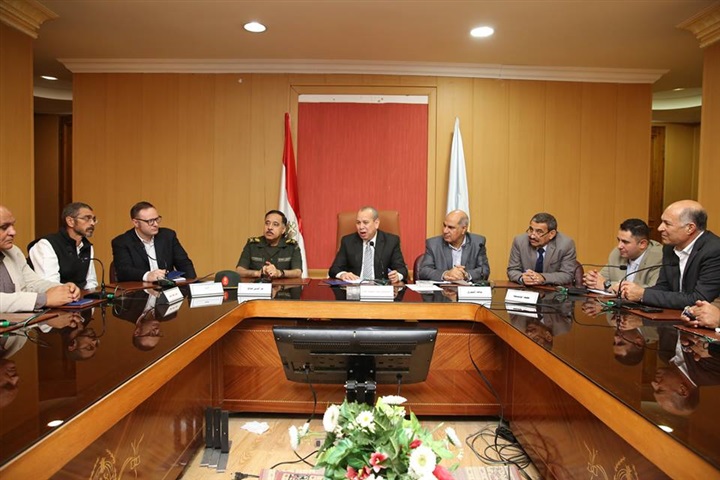 محافظ كفر الشيخ يوقع عقد تجهيز المصنع الثاني للرمال السوداء