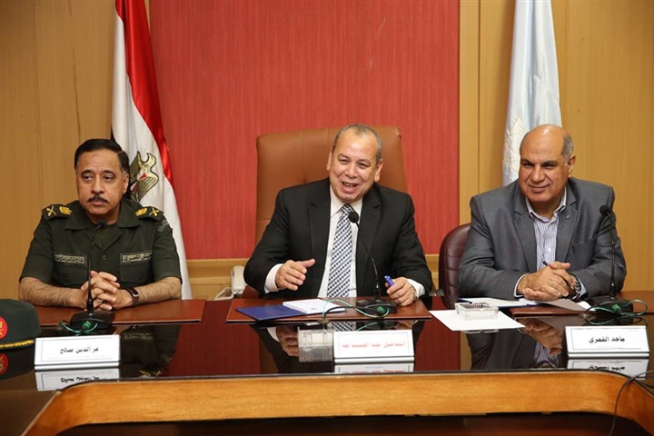 محافظ كفر الشيخ يوقع عقد تجهيز المصنع الثاني للرمال السوداء