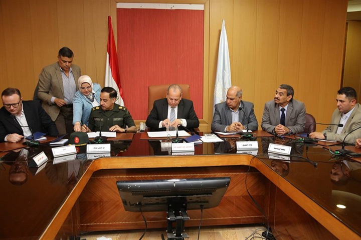 محافظ كفر الشيخ يوقع عقد تجهيز المصنع الثاني للرمال السوداء