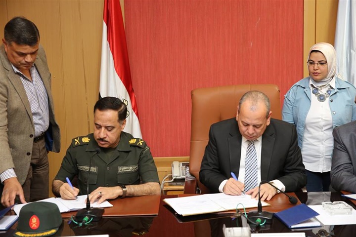 محافظ كفر الشيخ يوقع عقد تجهيز المصنع الثاني للرمال السوداء