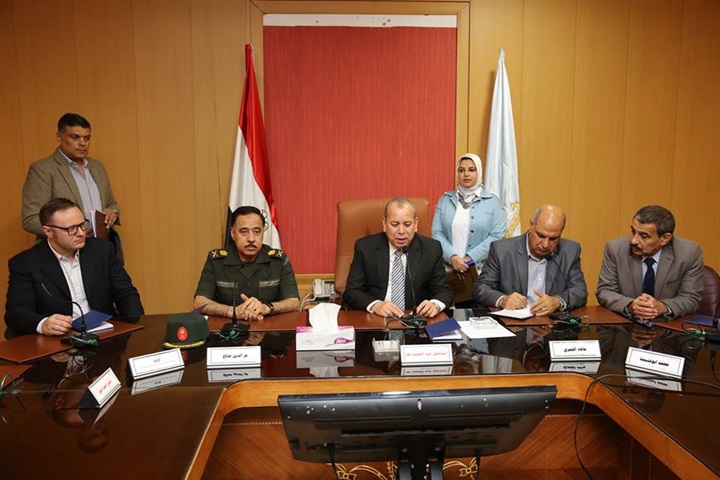محافظ كفر الشيخ يوقع عقد تجهيز المصنع الثاني للرمال السوداء