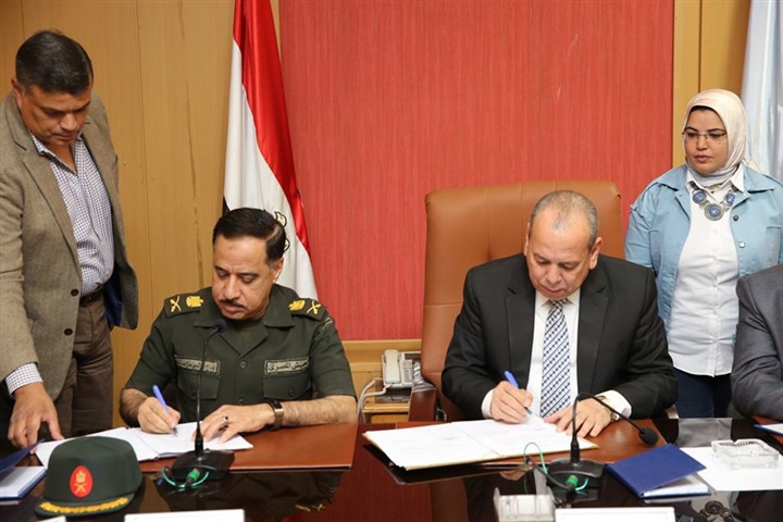 محافظ كفر الشيخ يوقع عقد تجهيز المصنع الثاني للرمال السوداء