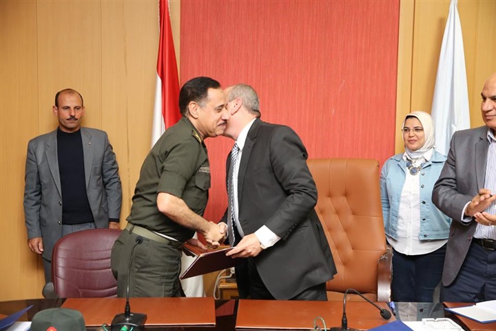 محافظ كفر الشيخ يوقع عقد تجهيز المصنع الثاني للرمال السوداء