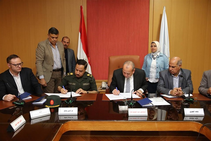 محافظ كفر الشيخ يوقع عقد تجهيز المصنع الثاني للرمال السوداء