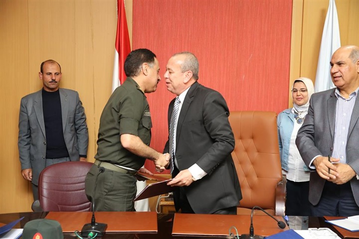 محافظ كفر الشيخ يوقع عقد تجهيز المصنع الثاني للرمال السوداء
