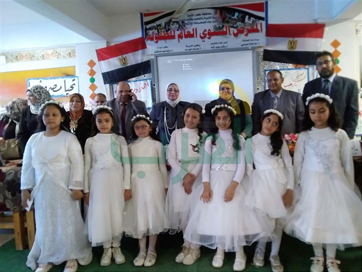 بالصور..وكيل تعليم كفر الشيخ تشارك الأطفال الرسم علي الجدران