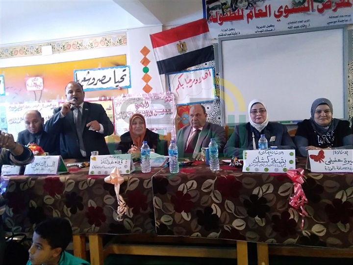 بالصور..وكيل تعليم كفر الشيخ تشارك الأطفال الرسم علي الجدران