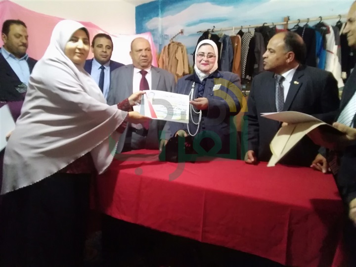 بالصور..وكيل تعليم كفر الشيخ تشارك الأطفال الرسم علي الجدران