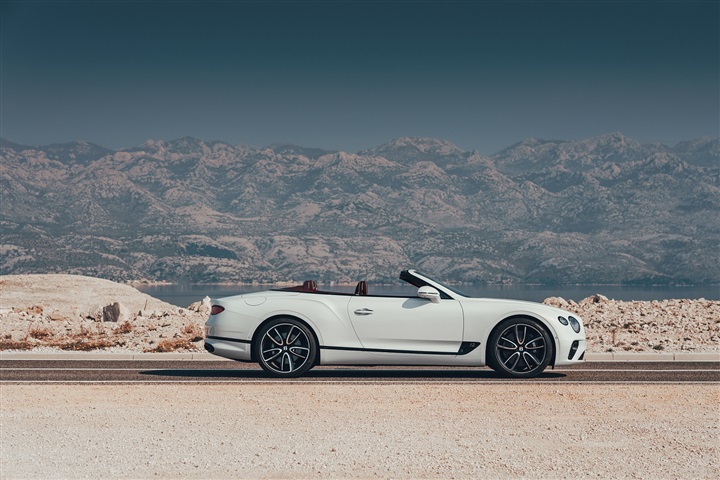 BENTLEY CONTINENTAL GT CONVERTIBLE الجديدة كلّياً: قمّة السيارات الفاخرة عالية الأداء المكشوفة BENTLEY CONTINENTAL GT CONVERTIBLE الجديدة كلّياً: قمّة السيارات الفاخرة عالية الأداء المكشوفة